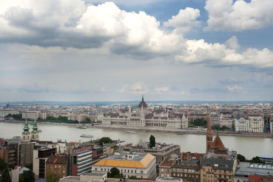 3-Hour Orientation Walking Tour of Buda and Pest - How the guides make this tour feel personal