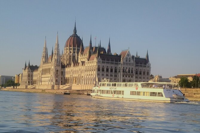 Budapest: 1-Hour Highlights Cruise with Welcome Drink - Seats, Crowds, and the Outside Deck: How to Get the View You Want