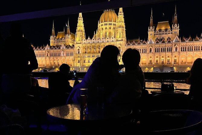 Budapest: 1-Hour Highlights Cruise with Welcome Drink - Welcome Drink and the Onboard Bar: Small Comfort, Big Expectations