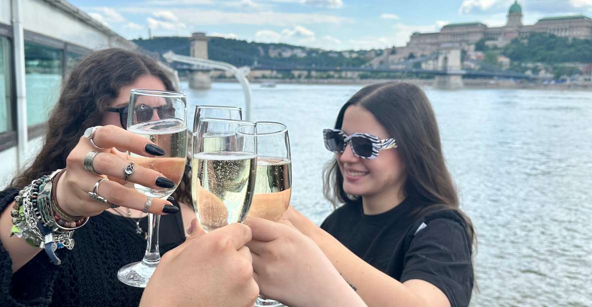 Budapest: 1 hr Sunshine Booze Cruise with Prosecco - Getting on the Gróf Széchenyi Ship: meeting point reality check