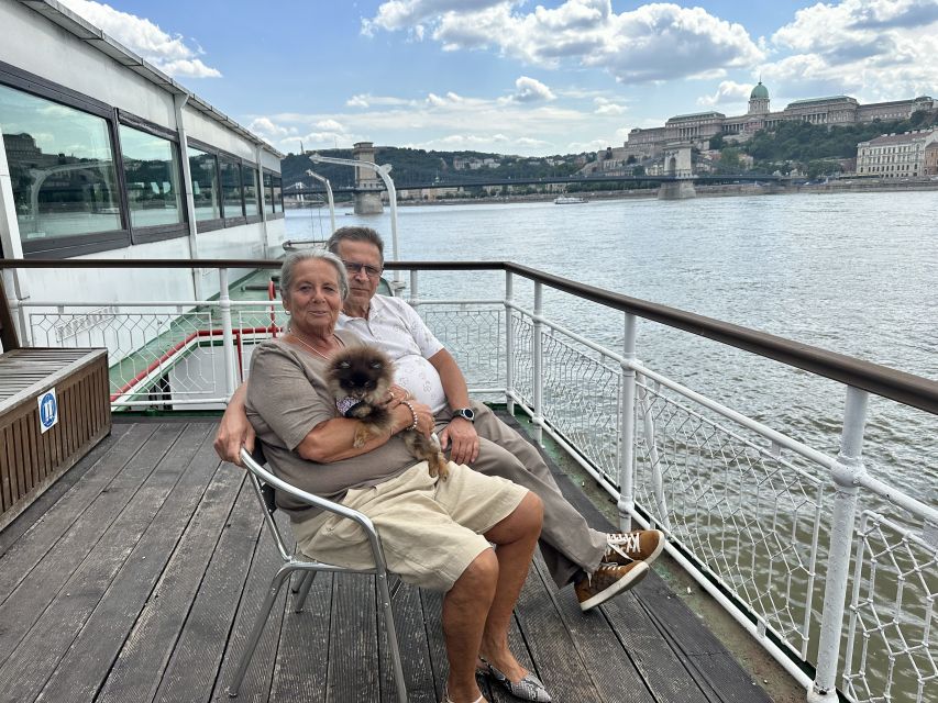 Budapest: 1 hr Sunshine Booze Cruise with Prosecco - The big question: is it really non guided or guided enough