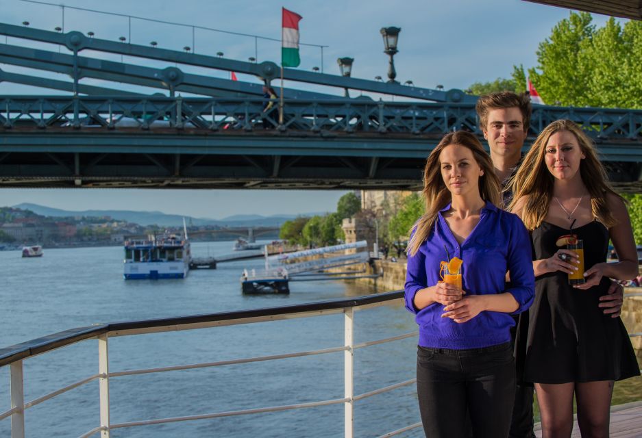 Budapest: 1 hr Sunshine Booze Cruise with Prosecco - What to expect from the drinks: prosecco, cocktails, and beer options