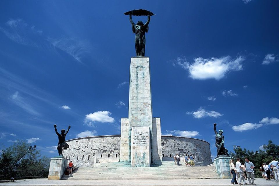 Budapest: 3-Hour Grand City Tour and Castle Walk - Gellért Hill photo stop: a quick pause with big payoff