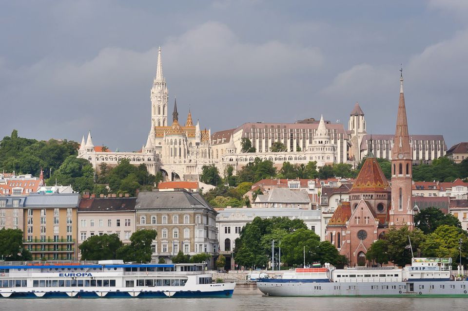 Budapest 3-Hour Walking Tour in Italian - Danube Crossing by Metro and Bus: Efficient, Not Fancy
