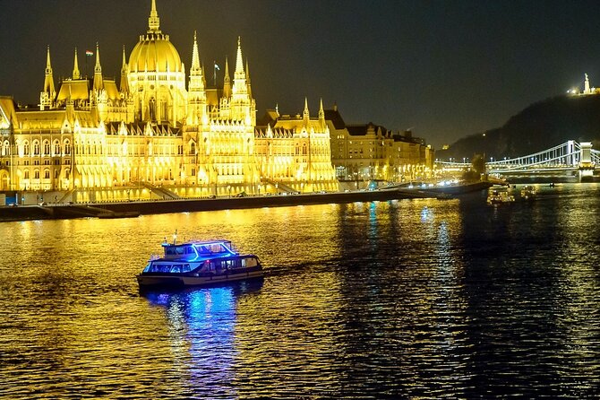 Budapest 4 course Dinner Cruise with Bar Piano and Welcome Drink - Piano and singing at close range: choosing the right place on the ship