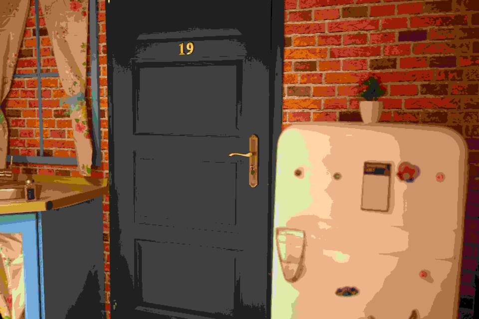 Budapest: 90s Sitcom Escape Room Adventure with Drinks - Price and Value Check: Is $31 Worth 90 Minutes of Team Fun?