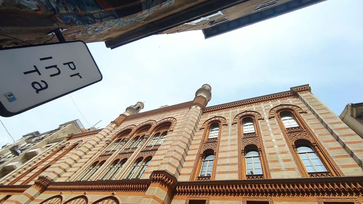 Budapest: Best of Downtown and Jewish Quarter Tour - Jewish Quarter on foot: synagogues, monuments, and modern street life
