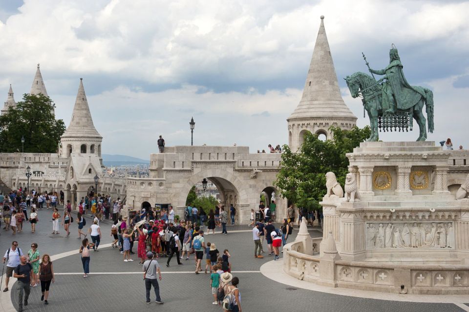 Budapest: Buda Castle District Walking Tour - Meeting at Szentháromság Square and the 2-hour walking flow