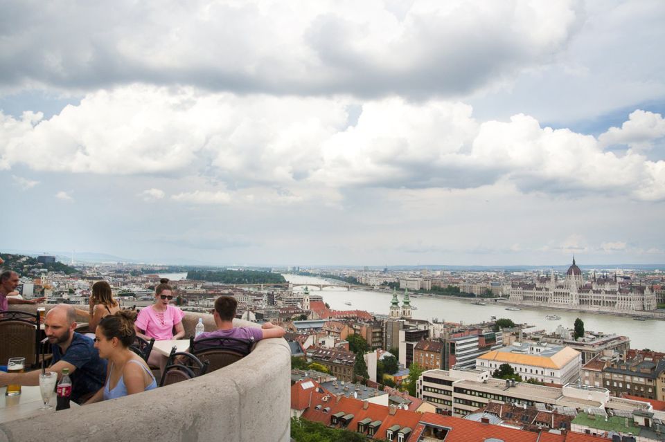 Budapest: Buda Castle Walking Tour in German - Getting oriented at Szentháromság tér and Matthias Church