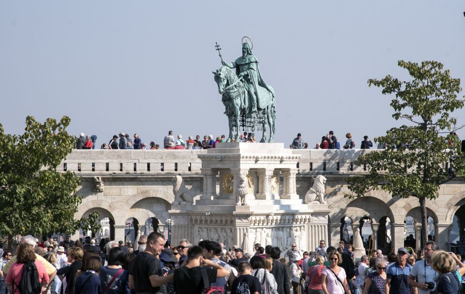 Budapest: Buda Walking Tour - Szentháromság tér and the Holy Trinity Column: The History Begins Where You Stand