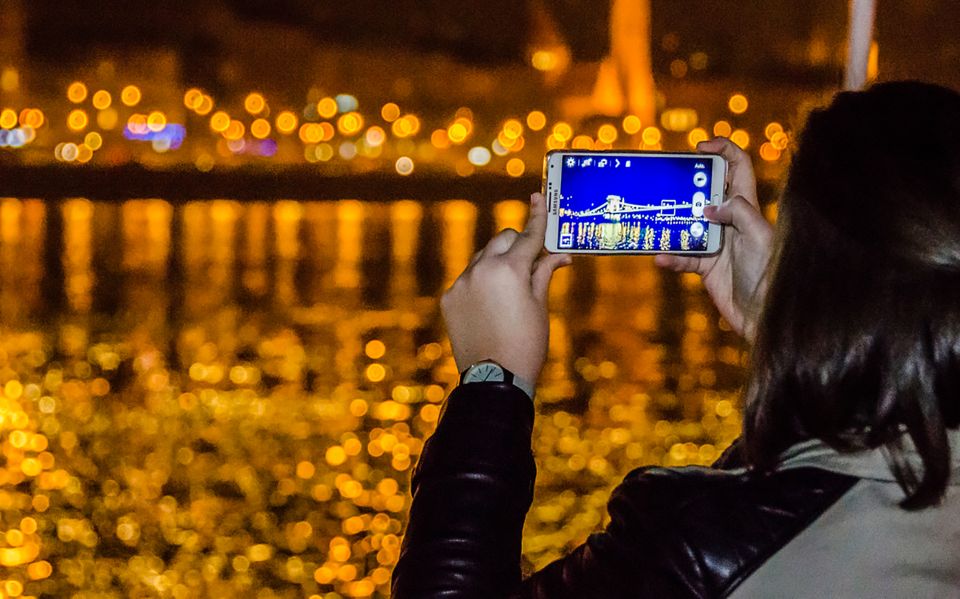 Budapest: City Highlights Cruise with Welcome Drink - A one-hour cruise with two modes: open deck photos vs warm inside