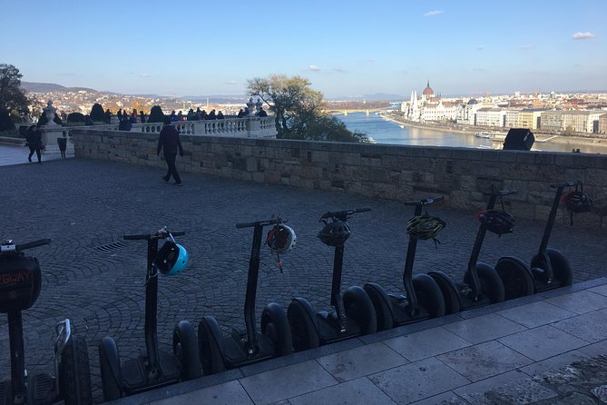 Budapest City Segway / Sightseeing Tours Buda+Pest - To the river crossing: Chain Bridge and Parliament from the road