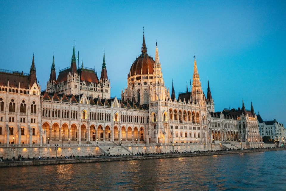 Budapest: Danube River Cruise with Dinner and Prosecco - The onboard show: live music and Hungarian dancers, up close