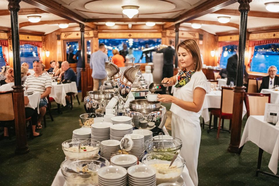 Budapest: Danube River Cruise with Dinner and Prosecco - Timing and seating: how to avoid the common photo-and-dock headaches