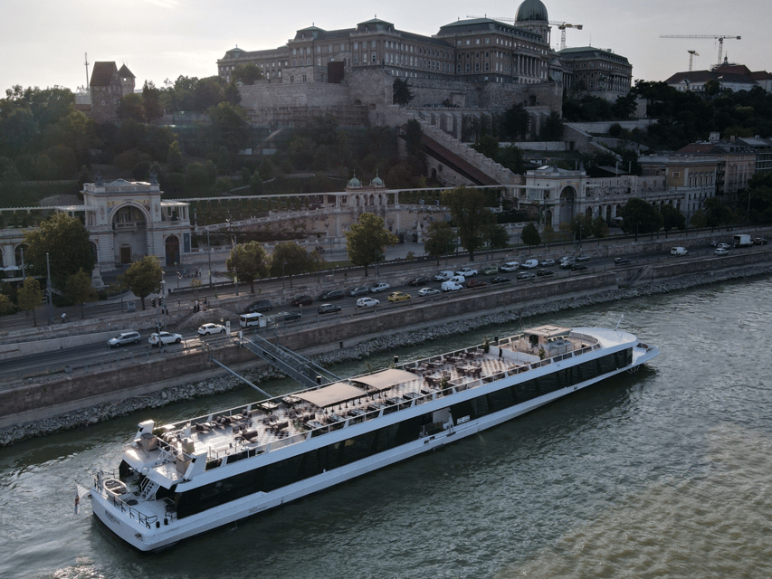 Budapest: Dinner Cruise with Live Music and Unlimited Drinks - Service and Boat Comfort: What Makes the Evening Feel Classy