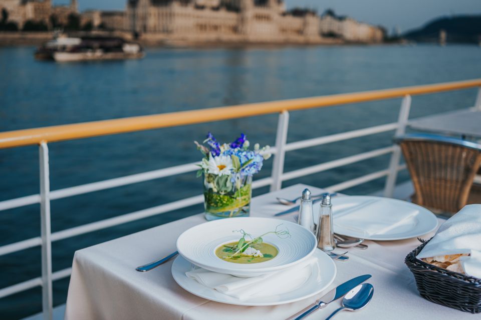 Budapest: Evening Cruise and Dinner with Welcome Drink - The 4-course dinner: table service with real dining time