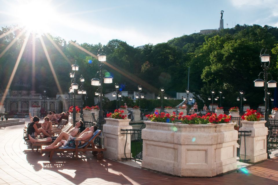 Budapest: Full-Day Gellért Spa Ticket - First step: getting changed without losing your momentum