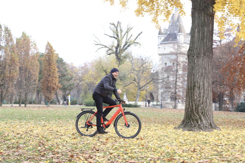 Budapest: Guided Downtown Electric Bike Tour - Chain Bridge cycling and the ride into Buda