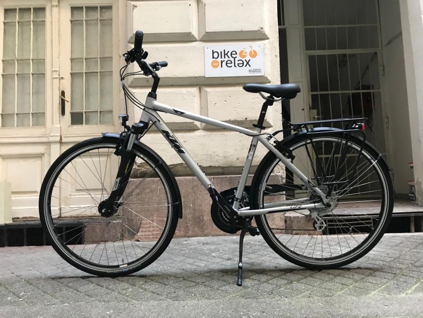 Budapest: Historic Downtown Bicycle Ride with Scenic Views - Guides, pacing, and the small-group feel that affects comfort