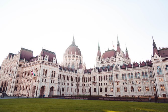 Budapest Historical Sightseeing - Free Walking Tour - Where you start: Kálvin tér and the yellow-guide vibe
