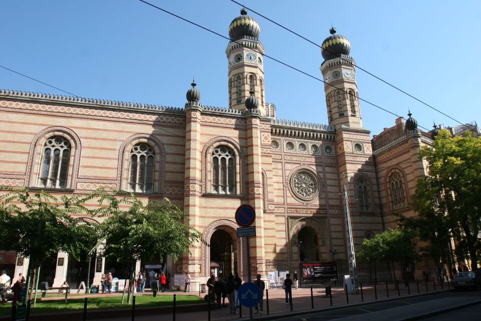 Budapest: Jewish Heritage Guided Tour with Synagogue Ticket - Dohány Street Synagogue: the big stop, with real context