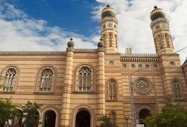 Budapest Jewish Heritage Memorial Walking Tour & Synagogue Entry - Entering Dohány Street Synagogue on a timed 3-hour plan