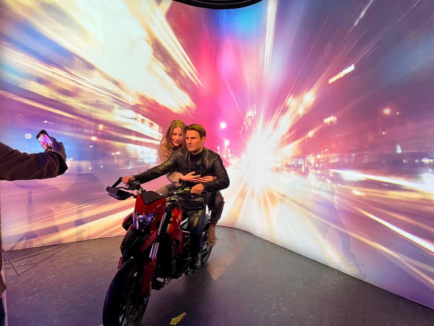Budapest: Madame Tussauds Entry Ticket - Photo Strategy: Where the Costumes and Props Make the Pictures