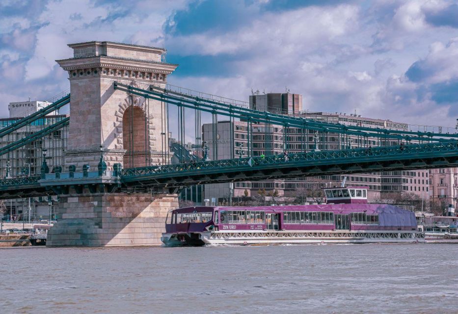 Budapest: Nighttime or Daytime Sightseeing Cruise - Audio and info: the app, the screens, and the built-in explanations