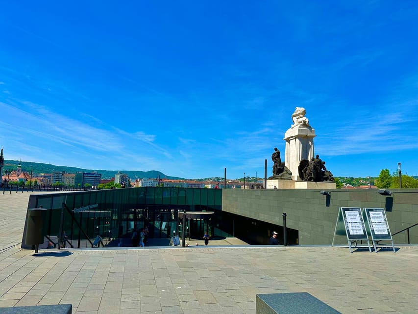 Budapest: Parliament Building Entry Ticket and Audio Guide - Small practical tips that make a big difference