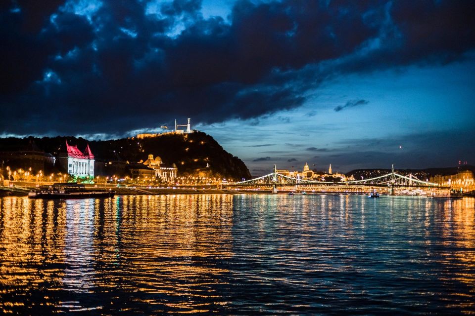 Budapest: Premium Sightseeing Cruise with Tokaj Frizzante - Key things to know before you go