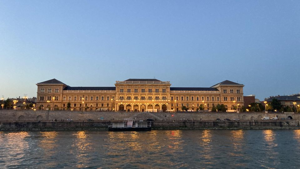 Budapest: Private Sightseeing Tour by car - Liberty Bridge and the Jewish Quarter: seeing texture, not just monuments