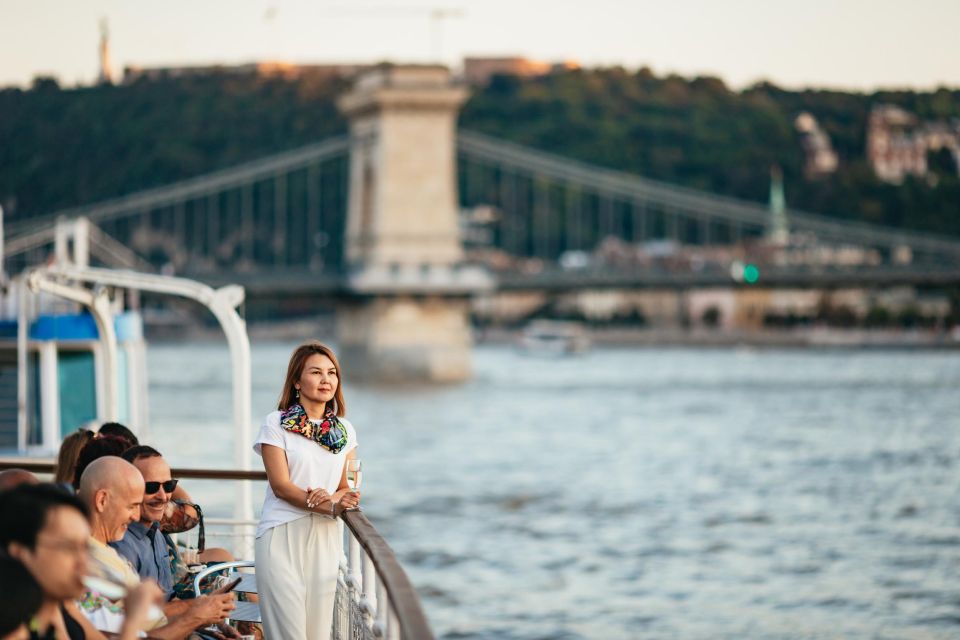 Budapest: Sightseeing Cruise on the Danube - Getting On at Akadémia 2 ponton: Find the Gróf Széchenyi Fast