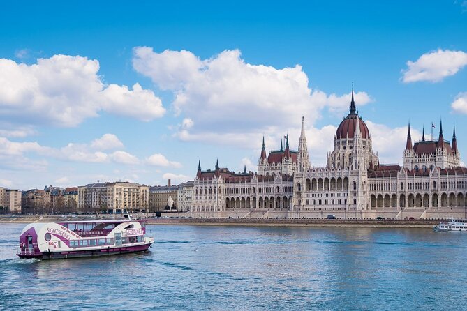 Budapest Sightseeing with Drink Included - The included drink: choosing comfort, not just cocktails