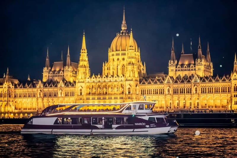 Budapest: Sunset Cruise with 2 Cocktails - The soundtrack: party songs from loudspeakers on the Danube