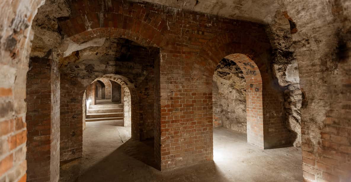 Budapest: The WWII Siege of Buda Castle & Bomb Shelter Tour - Meeting at Dísz Square: Finding Your Tour on Castle Hill