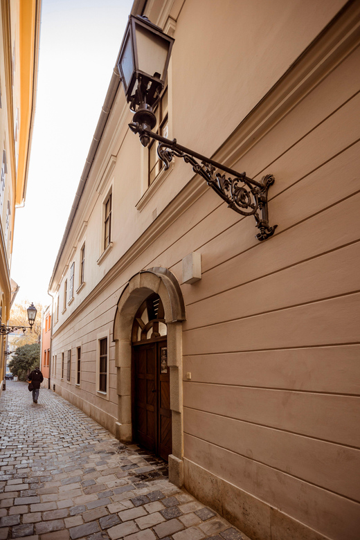 Budapest: The WWII Siege of Buda Castle & Bomb Shelter Tour - Úri Street and the Palace District Walk: Why the Streets Matter