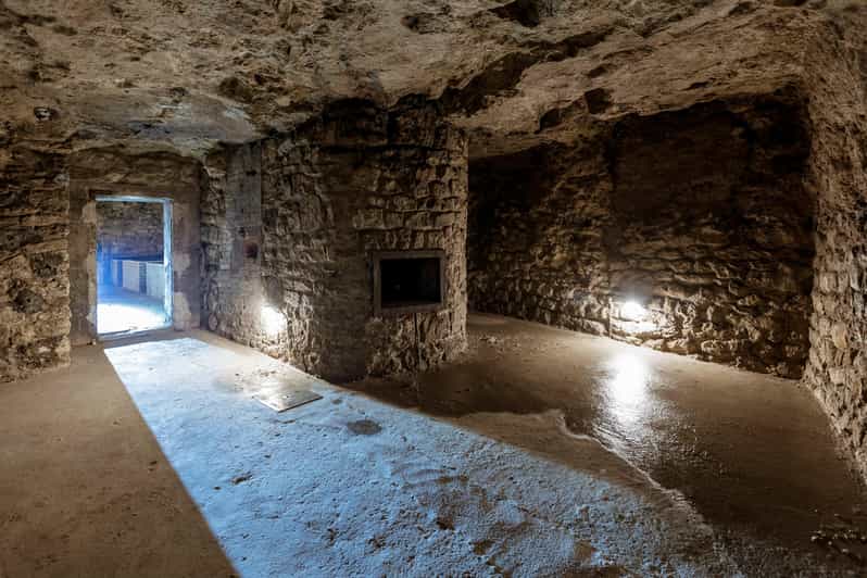 Budapest: The WWII Siege of Buda Castle & Bomb Shelter Tour - Wrapping Up at Szentháromság Square: What You’ll Remember After 90 Minutes