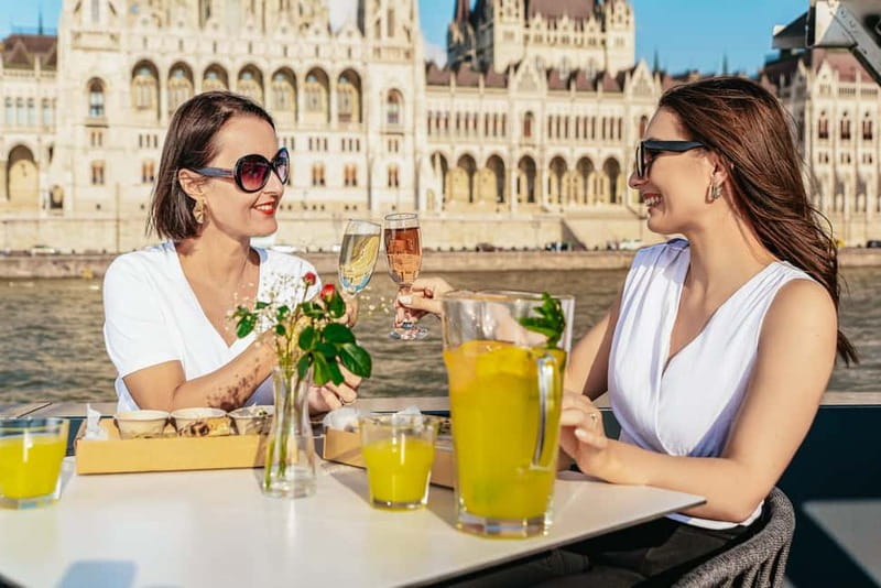 Budapest: Unlimited Prosecco, Beer and Aperol Spritz Cruise - The 75-minute sightseeing loop: Parliament, Liberty Bridge, and the river rhythm