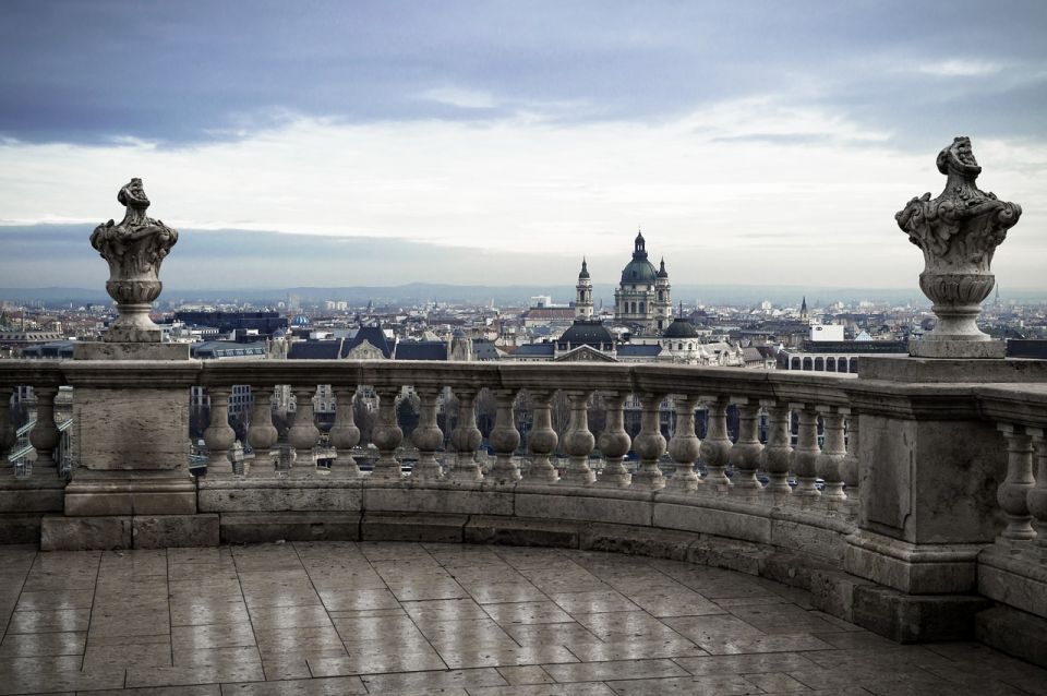 Budapest: Walking Tour in German - Public transport across the Danube (and why it helps)