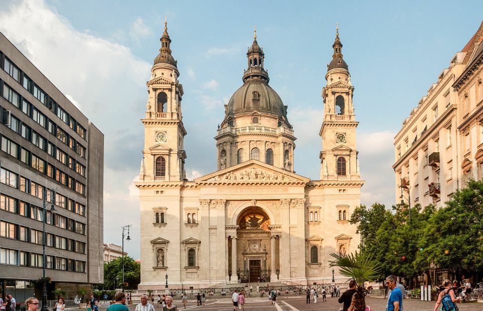 Budapest: Walking Tour in German - Royal Palace and President’s Palace: power, mirrored in stone