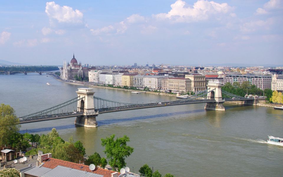 Budapest: Walking Tour in German - The guides: what makes the tour feel personal
