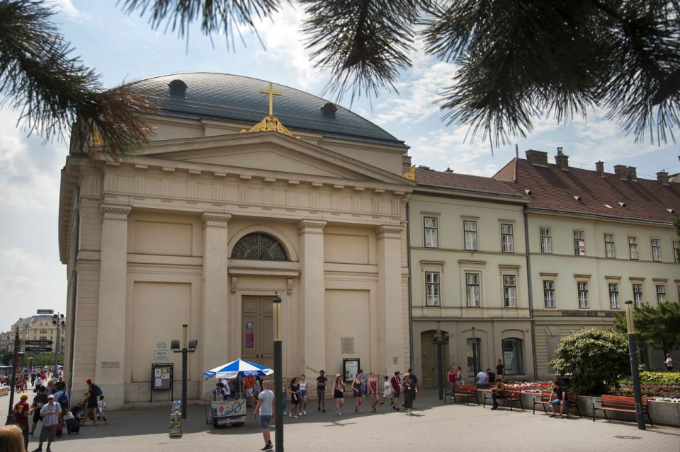 Budapest Walking Tour with a Professional Local Guide - From Basilica energy to the Castle District climb