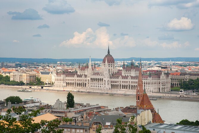 Guided Tour in Budapest Castle District - Guides: why the experience rises when you can actually hear