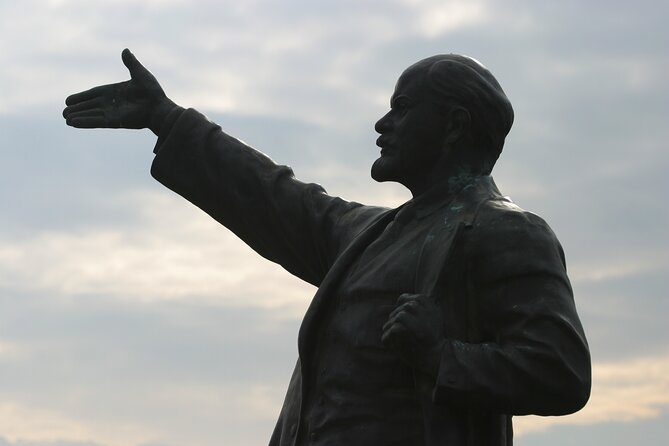 Guided Tour with Admission in Memento Park - Getting there for the 11:30 am start (and why the meeting point matters)