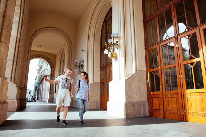 Private City Kickstart Tour: Budapest - Erzsébet Bridge pass: your Danube moment with context