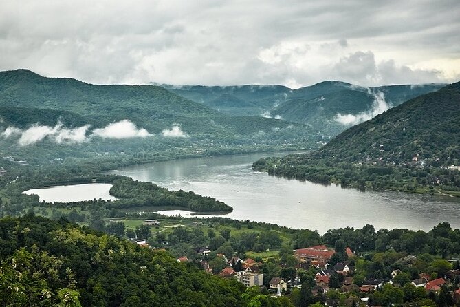 Scenic Danube River bend hills & the Art Town: Private Car Tour - Classic car rides: fun, but ask about comfort