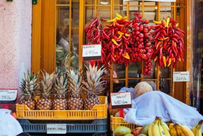The Award-Winning Private Food Tour of Budapest: 6 or 10 Tastings - Stop 1: Szimpla Kert Tastings That Set The Tone
