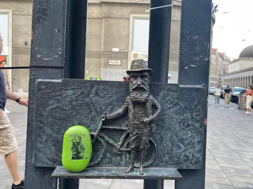 Tiny Sculptures, Big Stories: Kolodko mini statue tour - Tiny bronze statues, big story power in Budapest